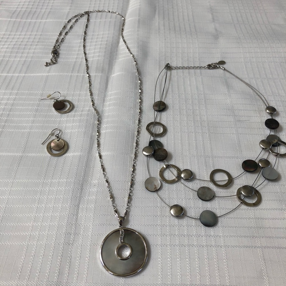 2 necklaces/matching earrings